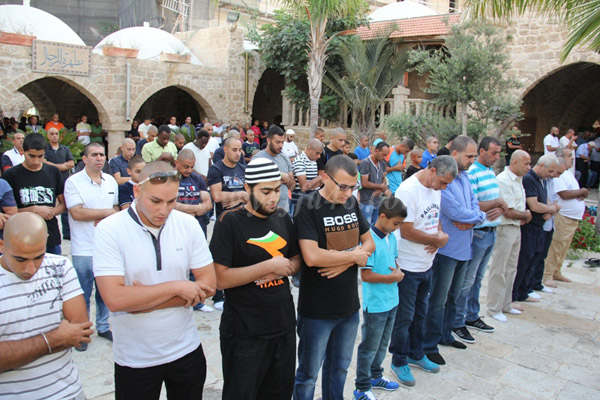 بالفيديو والصور: المئات من أهالي مدينة يافا يؤدّون صلاة عيد الفطر في مسجد يافا الكبير "المحمودية"